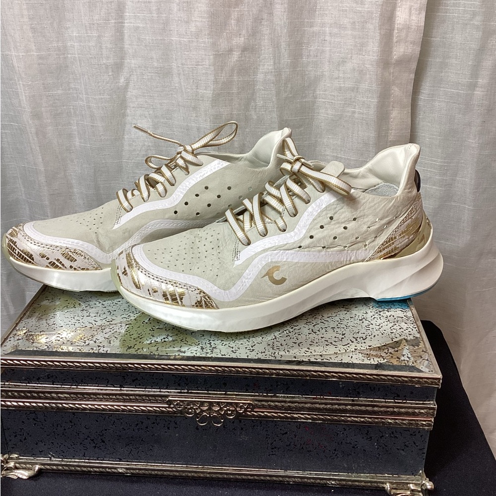 Courser UNO women’s White Gold Luxe sneakers; Size: 6.5